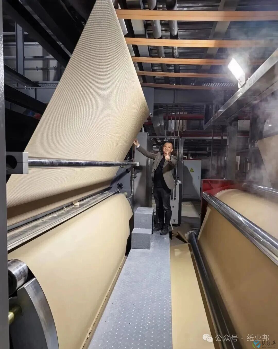 瓦楞成型.jpg 瓦楞成型.jpg